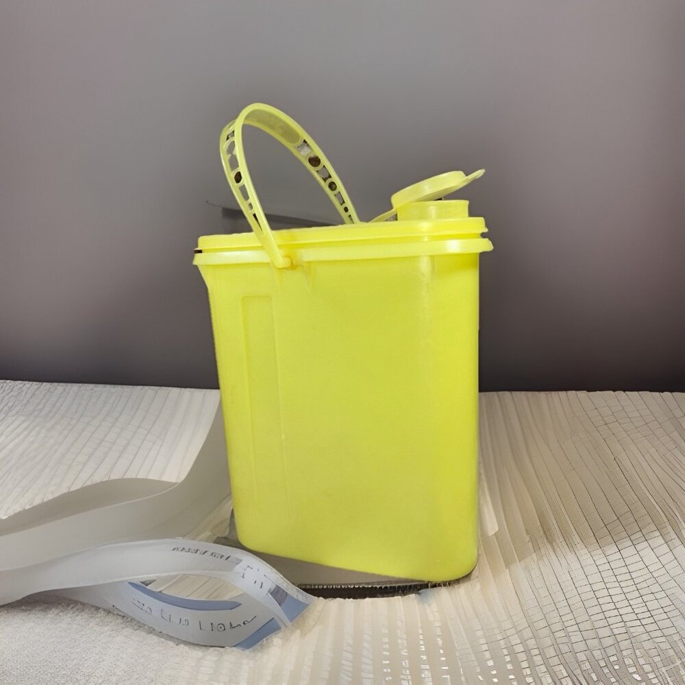 Vintage Tupperware 2 Qt Beverage Buddy Yellow Store & Pour with Handle plastic